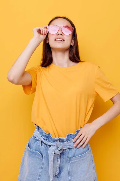 Ung vacker kvinna i en gul t-shirt känslor sommar stil isolerad bakgrund — Stockfoto