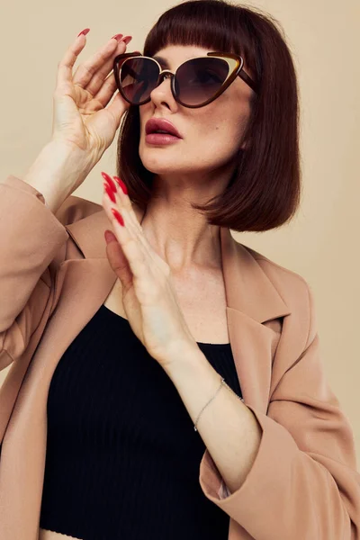 Photo pretty woman Charm red nails model luxury sunglasses light background — ストック写真