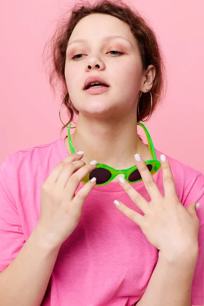 Retrato de una mujer joven Ropa joven gafas de sol verdes posando estilo moderno —  Fotos de Stock