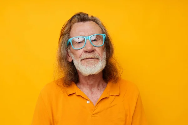 Anciano con gafas azules camiseta amarilla — Foto de Stock