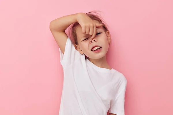 Retrato de niña feliz sonriente en una camiseta blanca sonrisa fondo rosa — Foto de Stock