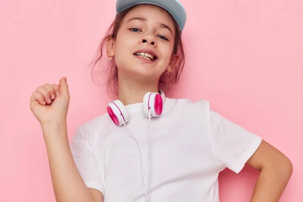 Retrato de niña feliz sonriente con auriculares que posan emociones infancia inalterada — Foto de Stock