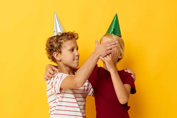 Dos niños alegres diversión cumpleaños vacaciones emociones aislado fondo —  Fotos de Stock