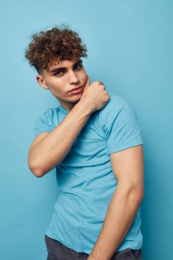 Mavi tişörtlü çekici bir adam şişirilmiş vücut maviliği var.