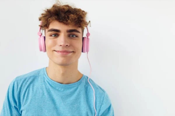 Homem atraente em azul t-shirts rosa fones de ouvido moda Estilo de vida inalterado — Fotografia de Stock