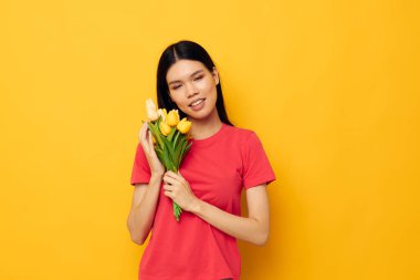 Asyalı kadın sarı çiçek buketi hediye