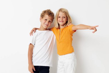 Küçük çocuklar el hareketleriyle eğleniyorlar. Duyguları çocukluktan kalma hafif arka plan.