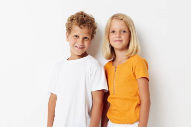 Küçük çocuklar el hareketleriyle eğleniyorlar. Duyguları çocukluktan kalma hafif arka plan.