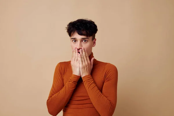 갈색 스웨터를 입은 사진 청소년 남자 친구의 자신감 패션은 변함 이 없는 독특 한 배경을 드러냈다 — 스톡 사진
