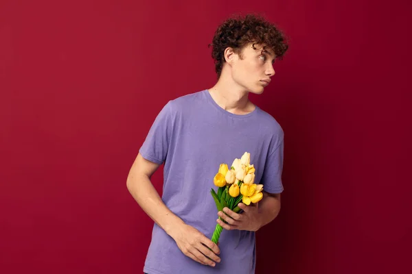 Молодий чоловік руде волосся в повсякденному одязі букет квітів подарунок Стиль життя незмінний — стокове фото