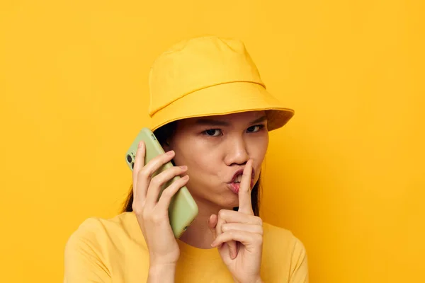Portrét asijské krásná mladá žena mluví na telefonu představovat módní izolované pozadí beze změny — Stock fotografie