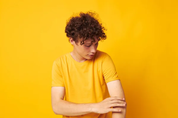Tipo con rojo rizado pelo amarillo camiseta moda mano gestos aislado fondo inalterado — Foto de Stock