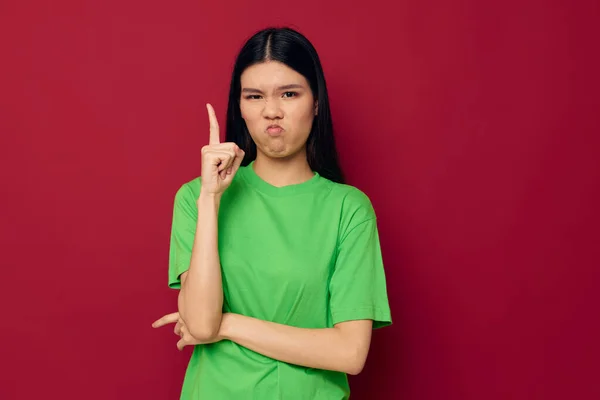 Woman green t-shirt gestures with his hands isolated background unaltered — 图库照片