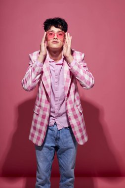 Güzel adam ekose ceketli pembe gözlükler modern tarz pembe arka plan değiştirilmemiş