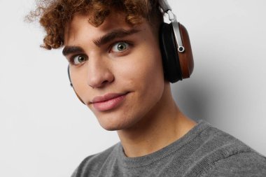 Çekici erkek kulaklığı müzik teknolojisi. Yaşam tarzı değişmemiş.