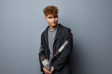 Yakışıklı adam zarif stil kendine güven moda Gri arka plan