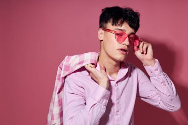 Romantik genç erkek arkadaşın fotoğrafı pembe gömlek ve gözlüklü ceket şık moda yaşam tarzı değiştirilmemiş