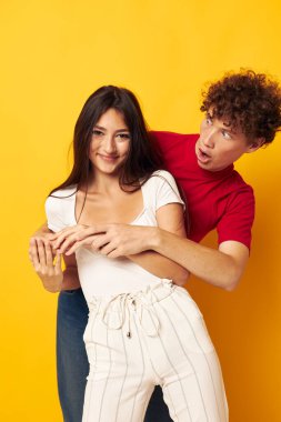 Sevimli, genç bir çift birbirlerine sarılmışlar. Hayat tarzları değişmemiş.