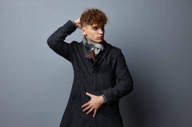 Sapık adam. Siyah ceketli. Modadan soyutlanmış.