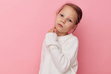 Sevimli kız jesti elleri duyguları kırıştırır çocukluğu değiştirmez