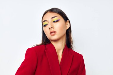 Kırmızı ceketli çekici kız gülümsüyor. Geçmişi değiştirilmemiş.