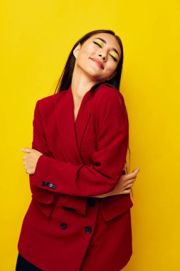 Güzel, esmer, alımlı, makyajlı bir gülüş.