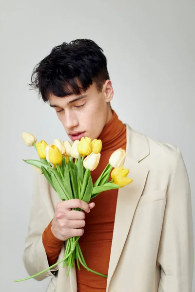 Гарний хлопець букет квітів романтика дата моди ізольований фон незмінний — стокове фото