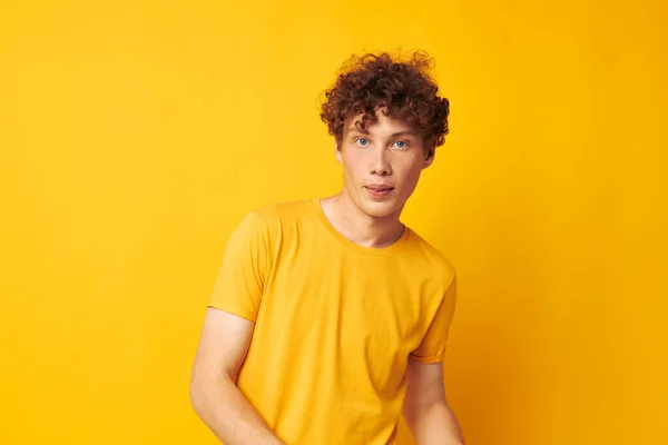 Aranyos vörös hajú srác Ifjúsági stílus stúdió alkalmi viselet sárga háttér változatlan — Stock Fotó