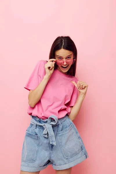 Optimistisk ung kvinna i rosa t-shirt casual kläder livsstil oförändrad — Stockfoto