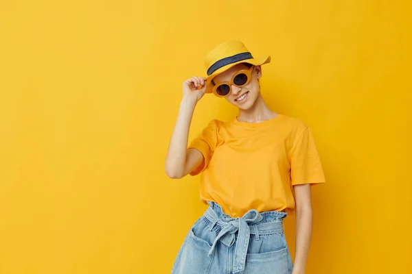 Jovem mulher em um chapéu amarelo Estilo jovem casual desgaste em óculos de sol isolado fundo — Fotografia de Stock