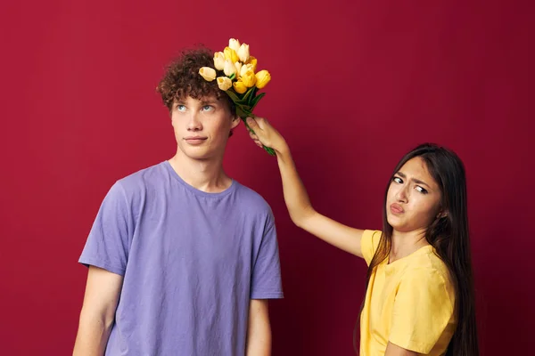 Jong jongen en meisje boeket van bloemen cadeau romantiek geïsoleerde achtergrond ongewijzigd — Stockfoto