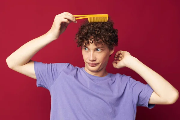 Roztomilý rusovlasý chlap v fialových tričkách s hřebenem izolované pozadí — Stock fotografie