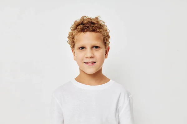 Roztomilý chlapeček děti styl módní emoce životní styl beze změny — Stock fotografie