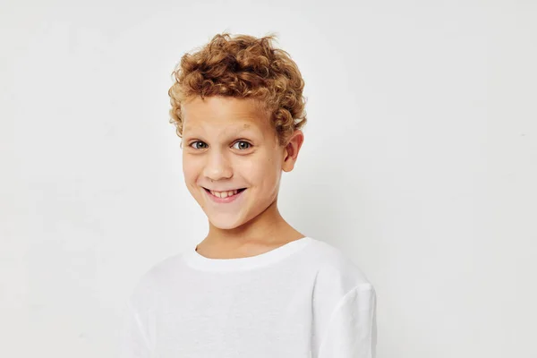 Fotografie mladého chlapce dětský styl módní emoce béžové pozadí — Stock fotografie