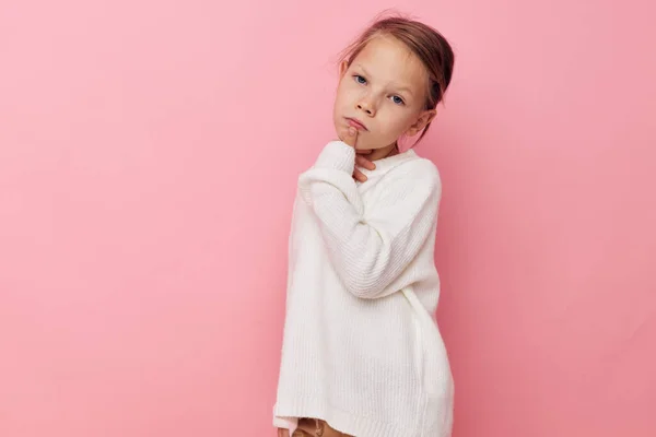 Милая девушка белый свитер позирует весело детство без изменений — стоковое фото