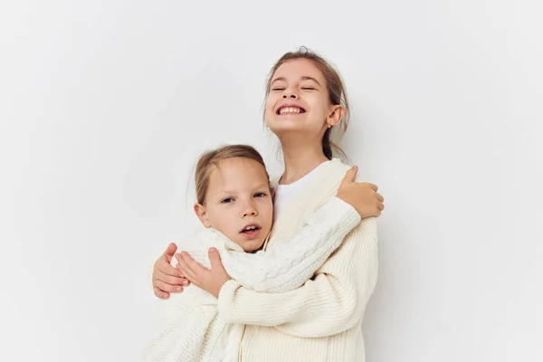 Dos niñas ropa de bebé posando fondo claro — Foto de Stock
