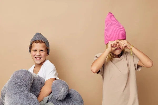Foto dvou dětí v kloboucích s medvídkem přátelství Životní styl beze změny — Stock fotografie