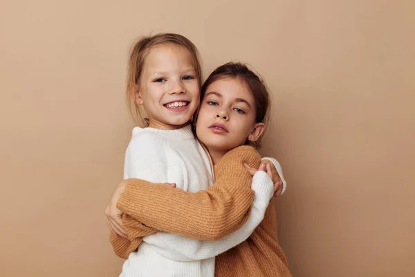 Dos lindas niñas abrazo amistad infancia posando — Foto de Stock