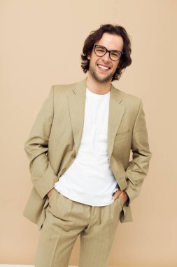 Gözlüklü bir adam. Duyguları olan bir adam. El hareketleriyle yaşam tarzını değiştiriyor.