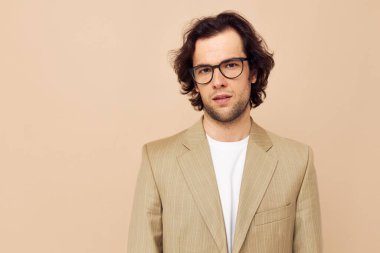 Duygularını gizleyen takım elbiseli yakışıklı bir adam.