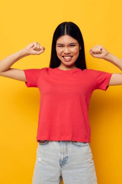 Güzel esmer hareketler, elleri gündelik kıyafetler içinde fotokopi-uzay yaşam tarzı değiştirilmemiş.