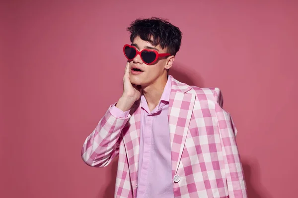 Красивий чоловік плетений блейзер моди сучасний стиль окуляри рожевий фон незмінний — стокове фото