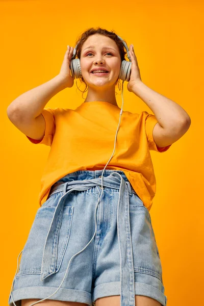 Όμορφη γυναίκα γκριμάτσα ακουστικά μουσική τεχνολογία περικοπεί άποψη αναλλοίωτη — Φωτογραφία Αρχείου