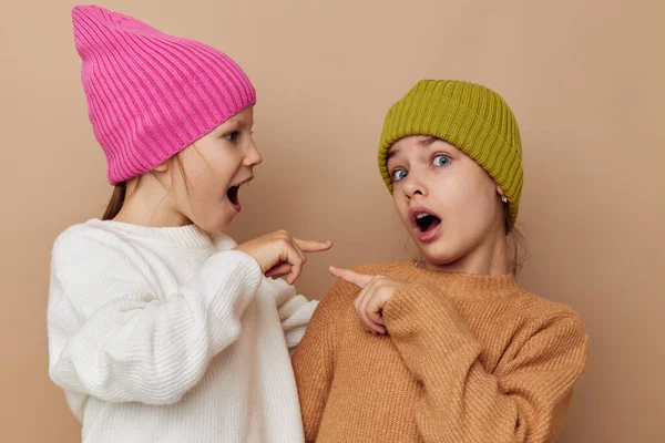 Duas meninas bonitos vestindo chapéus moda infância — Fotografia de Stock