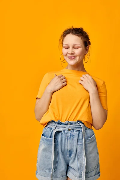 Funny girl summer style yellow tshirt posing isolated backgrounds unaltered — Stock Photo, Image