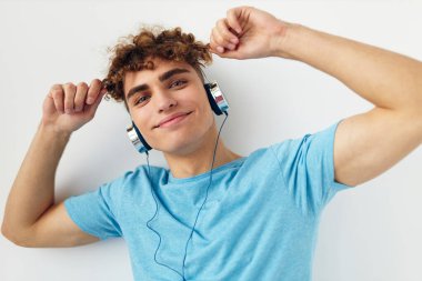 Sapık adam müzik teknolojisi eğlence dünyasının izole edilmiş arka planı