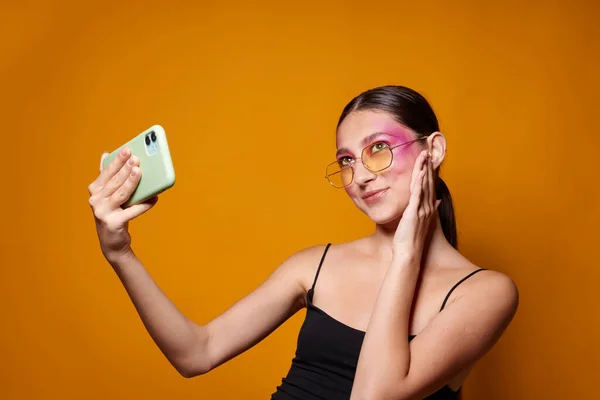 Sexig brunett kvinna leende ljus rosa makeup känslor kosmetika smartphone selfie närbild oförändrad — Stockfoto