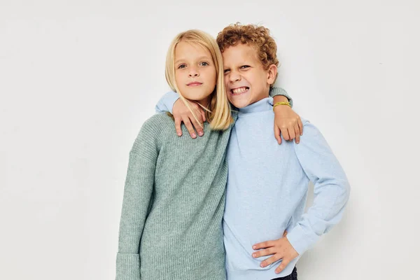 Fotografie dvou dětí objetí zábava pózování přátelství izolované pozadí — Stock fotografie