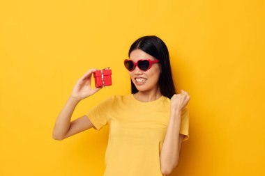 Asyalı güzel bir kadın portresi. Moda gözlükleri. Tatil hediyesi.