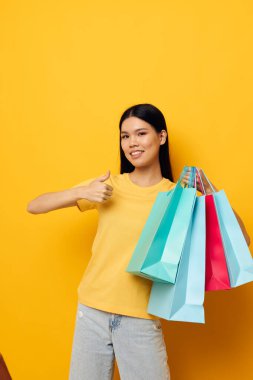 Güzel esmer moda alışverişi. Tecrit edilmiş arka planda değişiklik yok.